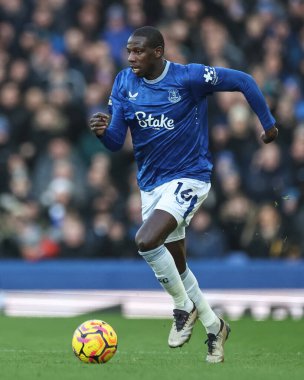 Everton 'dan Abdoulaye Doucour, 22 Aralık 2024' te Goodison Park, Liverpool, İngiltere 'de oynanan Premier League maçında topu atıyor.