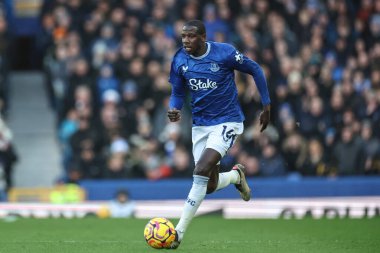 Everton 'dan Abdoulaye Doucour, 22 Aralık 2024' te Goodison Park, Liverpool, İngiltere 'de oynanan Premier League maçında topu atıyor.