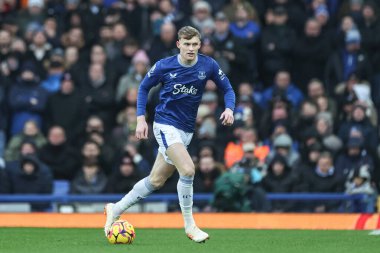 Everton 'dan Jarrad Branthwaite Premier League maçında topla birlikte 22 Aralık 2024' te Goodison Park, Liverpool 'da Everton Chelsea' ye karşı.