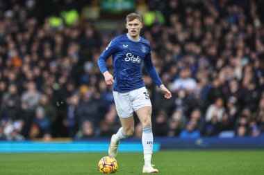 Everton 'dan Jarrad Branthwaite Premier League maçında topla birlikte 22 Aralık 2024' te Goodison Park, Liverpool 'da Everton Chelsea' ye karşı.