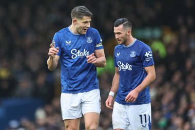 Everton 'dan James Tarkowski, 22 Aralık 2024' te İngiltere 'nin Liverpool kenti Goodison Park' ta oynanan Premier League maçı sırasında Everton 'dan Jack Harrison' a seslendi.