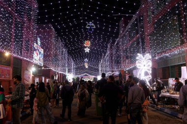 Anglo-Hint nüfusunun ikamet yeri Bow Barakaları, 23 Aralık 2024 'te Hindistan' ın Kolkata kentinde Noel Festivali 'ni kutlamak için dekoratif ışıklarla aydınlatıldı..