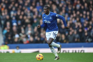 Everton 'dan Abdoulaye Doucour, 22 Aralık 2024' te Goodison Park, Liverpool, İngiltere 'de oynanan Premier League maçında topu atıyor.