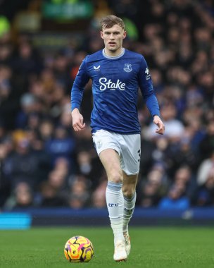 Everton 'dan Jarrad Branthwaite Premier League maçında topla birlikte 22 Aralık 2024' te Goodison Park, Liverpool 'da Everton Chelsea' ye karşı.