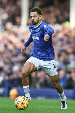 Everton 'dan Iliman Ndiaye Premier Lig maçında topla birlikte 22 Aralık 2024' te Goodison Park, Liverpool 'da Everton Chelsea' ye karşı.