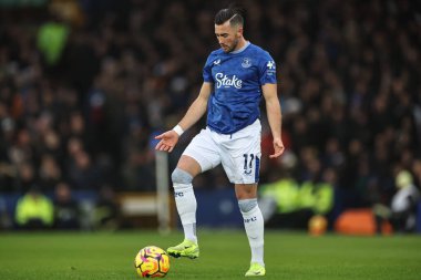Everton 'dan Jack Harrison 22 Aralık 2024' te Goodison Park, Liverpool, İngiltere 'de oynanan Premier League maçında Everton Chelsea' ye karşı sert rüzgarda hareket eden topu durdurmaya çalışıyor.