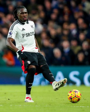 Fulham 'dan Calvin Bassey Premier Lig karşılaşmasında pas veriyor Chelsea Fulham' a karşı Stamford Bridge, Londra, Birleşik Krallık, 26 Aralık 2024