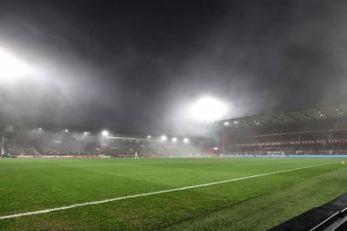 Premier Lig maçı sırasında Nottingham Forest, Tottenham Hotspur 'a karşı City Ground, Nottingham, Birleşik Krallık' ta 26 Aralık 2024 'te sis şehri kaplamıştır.