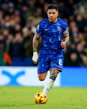 Chelsea 'den Enzo Fernandez Premier Lig karşılaşmasında topla koşuyor Chelsea Fulham' a karşı Stamford Bridge, Londra, 26 Aralık 2024