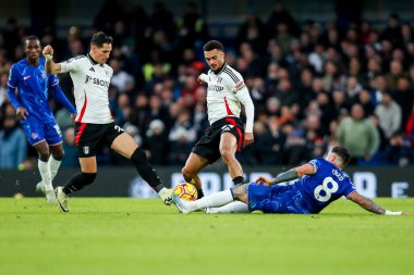 Fulham 'dan Sasa Lukiç Premier Lig karşılaşmasında Chelsea' li Enzo Fernandez ile birlikte 26 Aralık 2024 'te Stamford Bridge, Londra' da oynanan Chelsea-Fulham maçında top için mücadele ediyor.