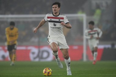 Manchester United takımından Harry Maguire, Premier League maçında Wolverhampton Wanderers 'a karşı Molineux, Wolverhampton, Birleşik Krallık' ta 26 Aralık 2024 'te top sürüyor.