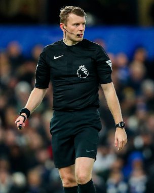 Hakem Samuel Barrott Premier Lig karşılaşmasında Chelsea Fulham 'a karşı Stamford Bridge, Londra, 26 Aralık 2024' te seyrediyor.