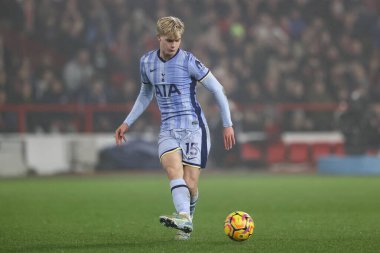 Tottenham Hotspur takımından Lucas Bergvall, Premier Lig maçında topu Nottingham Forest 'a karşı Tottenham Hotspur City Ground, Nottingham, Birleşik Krallık' ta 26 Aralık 2024 'te geçiyor.