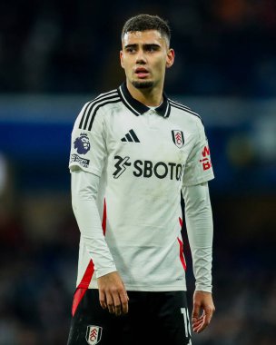 Fulham takımından Andreas Pereira, Premier Lig maçında Chelsea Fulham 'a karşı Stamford Bridge, Londra, 26 Aralık 2024' te seyrediyor.