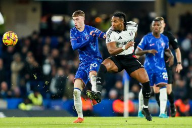 Chelsea 'den Cole Palmer Premier Lig karşılaşmasında Fulham' dan Calvin Bassey ile birlikte 26 Aralık 2024 'te Stamford Bridge, Londra' da oynanan Chelsea-Fulham maçında top için mücadele ediyor.