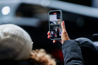 Taraftarlar Chelsea 'nin Premier Lig maçından önce gelmesini bekliyorlar. Chelsea, Fulham' a karşı Stamford Köprüsü, Londra, 26 Aralık 2024