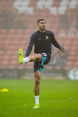 Blackpool 'dan Ashley Fletcher, Wrexham - Blackpool maçı öncesinde Wrexham - SToK Cae Ras, Wrexham, İngiltere' de 26 Aralık 2024 'te oynanan maç öncesi ısınma maçında geriliyor.