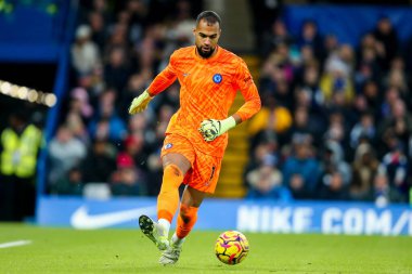 Chelsea Premier Lig maçında topu Chelsea Fulham 'a karşı Stamford Bridge, Londra, İngiltere' de 26 Aralık 2024 'te oynanan maçta Chelsea' den Robert Sanchez pas attı.