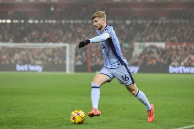 Tottenham Hotspur takımından Timo Werner 26 Aralık 2024 'te İngiltere' nin Nottingham şehrinde oynanan Premier League maçında Nottingham Forest Tottenham Hotspur 'a karşı oynadığı maçta topa vuruyor.