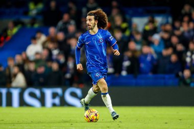 Chelsea 'li Marc Cucurella Premier Lig maçında topla koşuyor Chelsea Fulham' a karşı Stamford Bridge, Londra, Birleşik Krallık, 26 Aralık 2024