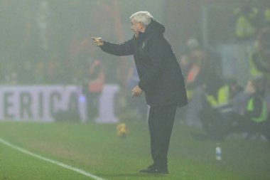 Steve Bruce, Blackpool 'un baş antrenörü takımına SToK Cae Ras, Wrexham, Wrexham, Birleşik Krallık' ta oynanan Sky Bet 1 maçında talimat verir.