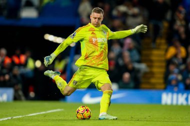 Fulham 'dan Bernd Leno Premier Lig maçında gol vuruşunu yaptı Chelsea Fulham' a karşı Stamford Bridge, Londra, 26 Aralık 2024
