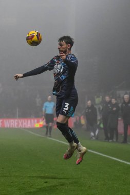 Blackpool 'dan James Husband, Wrexham - Blackpool maçında topu kontrol ediyor SToK Cae Ras, Wrexham, Birleşik Krallık' ta, 26 Aralık 2024