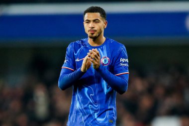 Chelsea 'li Levi Colwill, 26 Aralık 2024' te İngiltere 'nin Stamford Bridge kentinde oynanan Premier League karşılaşmasında Chelsea Fulham' a karşı oynanan yenilgi sonrasında taraftarları kabul ediyor.