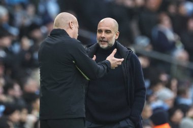 Everton teknik direktörü Sean Dyche, Manchester City Premier League maçında Manchester City Everton 'a karşı Etihad Stadyumu' nda 26 Aralık 2024 'te oynanan penaltıdan sonra Manchester City teknik direktörü Pep Guardiola ile konuştu.