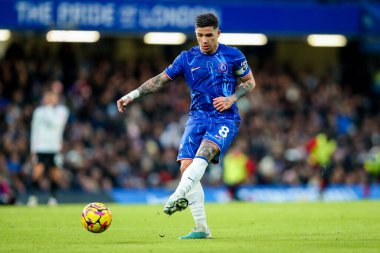 Chelsea 'den Enzo Fernandez Premier Lig karşılaşmasında pas veriyor Chelsea Fulham' a karşı Stamford Bridge, Londra, Birleşik Krallık, 26 Aralık 2024