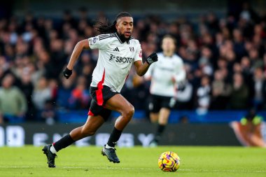 Fulham takımından Alex Iwobi 26 Aralık 2024 'te Stamford Bridge, Londra' da oynanan Premier League maçında topu atıyor.