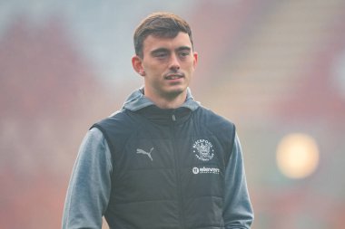 Blackpool 'dan Harry Tyrer, 26 Aralık 2024' te Wrexham-Blackpool maçı için SToK Cae Ras, Wrexham, Birleşik Krallık 'ta sisli sahaya çıkıyor.