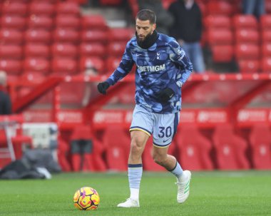 Tottenham Hotspur 'dan Rodrigo Bentancur Premier League maçı sırasında Nottingham Forest Tottenham Hotspur' a karşı 26 Aralık 2024 'te City Ground, Nottingham, İngiltere' de oynanan maçta ısınma turunda