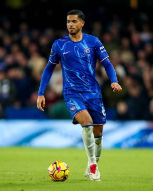 Chelsea 'li Levi Colwill Premier Lig karşılaşmasında topla koşuyor Chelsea Fulham' a karşı Stamford Bridge, Londra, İngiltere, 26 Aralık 2024