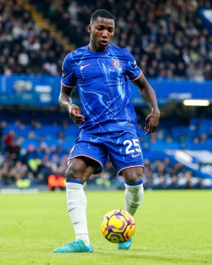 Chelsea 'den Moises Caicedo Premier Lig karşılaşmasında pas veriyor Chelsea Fulham' a karşı Stamford Bridge, Londra, Birleşik Krallık, 26 Aralık 2024