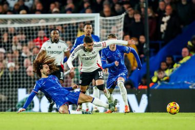 Fulham 'dan Andreas Pereira' ya Chelsea Premier Lig karşılaşmasında Chelsea 'ye karşı Stamford Bridge, Londra, 26 Aralık 2024' te oynanan karşılaşmada Chelsea 'li Marc Cucurella meydan okudu.