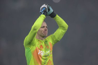 Nottingham Ormanı 'ndan Matz Sels 26 Aralık 2024' te İngiltere 'nin Nottingham şehrinde oynanan Premier League maçında Nottingham Forest Tottenham Hotspur' a karşı oynadığı maçta taraftarlarıyla galibiyeti kutluyor.
