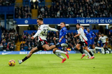 Fulham 'dan Antonee Robinson Premier Lig karşılaşmasında topu geçiyor Chelsea Fulham' a karşı Stamford Köprüsü, Londra, 26 Aralık 2024