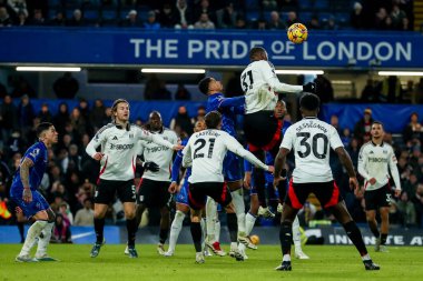 Fulham 'dan Issa Diop Premier Lig karşılaşmasında topu Londra' daki Stamford Köprüsü 'nde Chelsea Fulham' a karşı 26 Aralık 2024 'te sürüyor.