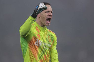 Nottingham Ormanı 'ndan Matz Sels 26 Aralık 2024' te İngiltere 'nin Nottingham şehrinde oynanan Premier League maçında Nottingham Forest Tottenham Hotspur' a karşı oynadığı maçta taraftarlarıyla galibiyeti kutluyor.