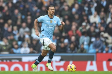 Manchester City 'den Nathan Ake, Premier League maçı sırasında topu Etihad Stadyumu' nda Manchester City 'ye karşı Everton' a atıyor.