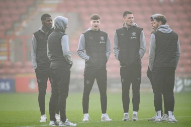 Blackpool oyuncuları, Wrexham 'a karşı Blackpool, Wrexham Cae Ras, Wrexham, Birleşik Krallık, 26 Aralık 2024' te oynanan Sky Bet 1 maçı öncesinde sisli sahada duruyorlar.