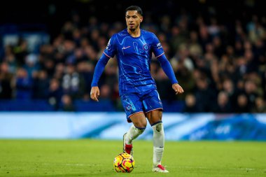 Chelsea 'li Levi Colwill Premier Lig karşılaşmasında topla koşuyor Chelsea Fulham' a karşı Stamford Bridge, Londra, İngiltere, 26 Aralık 2024