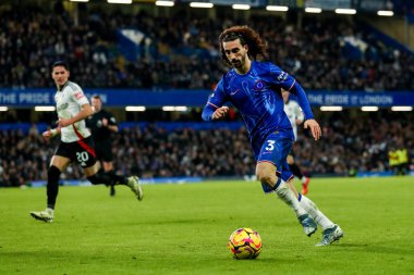 Chelsea 'li Marc Cucurella Premier Lig maçında topla koşuyor Chelsea Fulham' a karşı Stamford Bridge, Londra, Birleşik Krallık, 26 Aralık 2024
