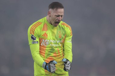 Nottingham Ormanı 'ndan Matz Sels 26 Aralık 2024' te İngiltere 'nin Nottingham şehrinde oynanan Premier League maçında Nottingham Forest Tottenham Hotspur' a karşı oynadığı maçta taraftarlarıyla galibiyeti kutluyor.