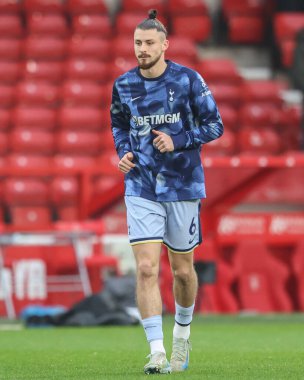 Tottenham Hotspur 'dan Radu Drguin Premier League maçı sırasında Nottingham Forest Tottenham Hotspur' a karşı 26 Aralık 2024 'te İngiltere' nin Nottingham şehrinde oynanan maçta ısınma turunda