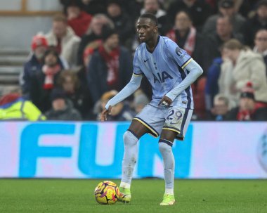 Tottenham Hotspur 'dan Pape Matar Sarr Premier Lig maçı sırasında Nottingham Forest Tottenham Hotspur' a karşı City Ground, Nottingham, İngiltere, 26 Aralık 2024 'te