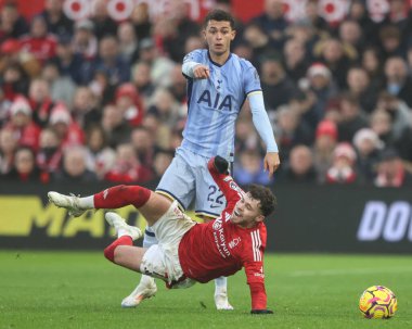 Nottingham Ormanı 'ndan Neco Williams, Tottingham Forest' a karşı Tottenham Hotspur Premier Ligi maçı sırasında Tottenham Hotspur 'dan Brennan Johnson tarafından 26 Aralık 2024' te İngiltere 'nin Nottingham şehrinde oynanan karşılaşmada faul yaptı.