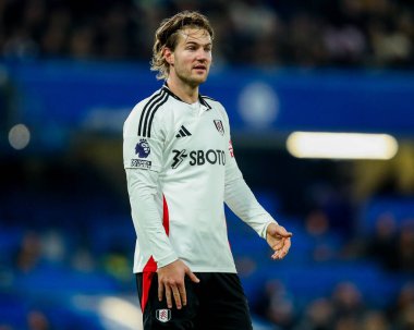 Fulham 'dan Joachim Andersen, Premier Lig maçında Chelsea Fulham' a karşı Stamford Köprüsü, Londra, 26 Aralık 2024 'te seyrediyor.