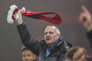Nottingham Forest taraftarları, Nottingham Forest 'ın Tottenham Hotspur' a karşı oynadığı 26 Aralık 2024 'te İngiltere' nin Nottingham şehrinde oynanan Premier League maçında tam zamanlı ıslık çalmayı kutluyorlar.